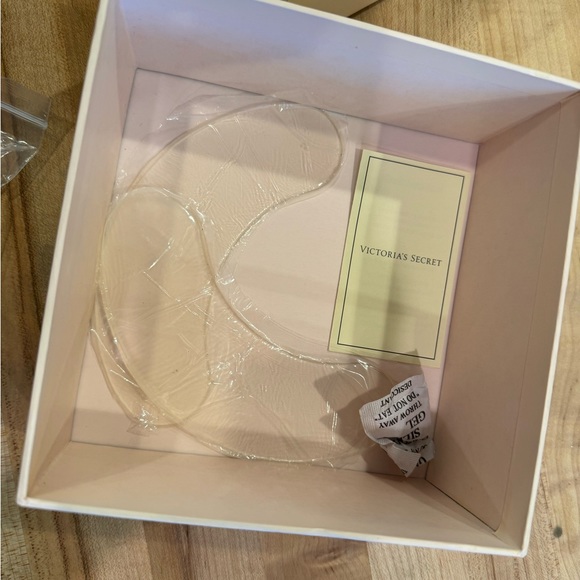 Victorias Secret Style Secrets Invisible Demi Silicone Adhesive Size D Cup Bra - Picture 5 of 5